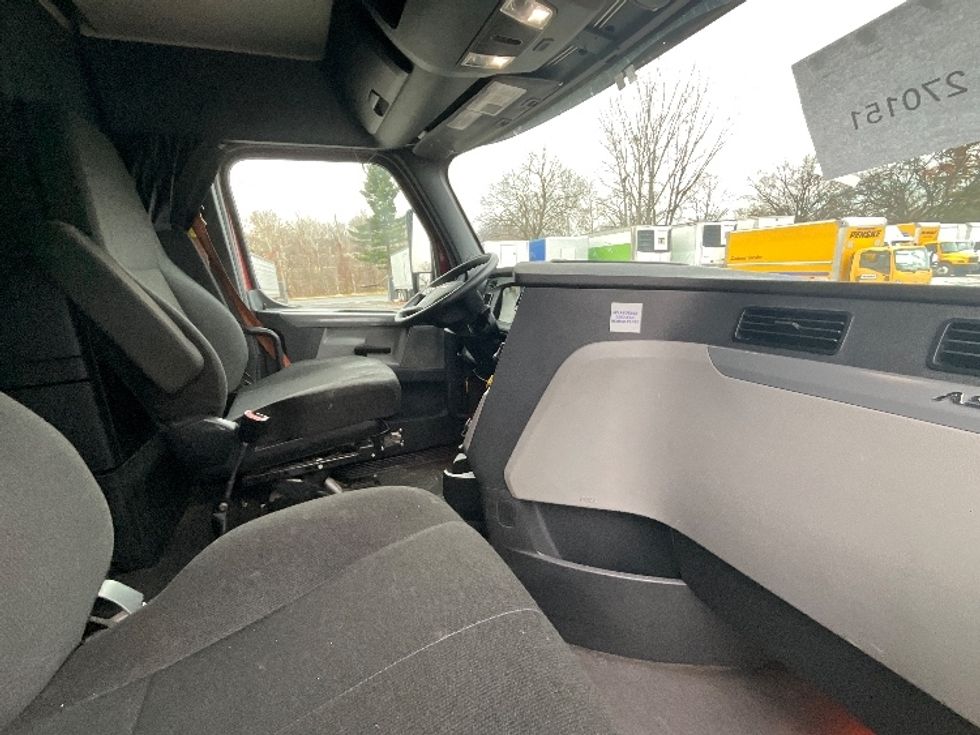 Sleeper Tractor-Heavy Duty Tractors-Freightliner-2019-T12664ST-Reading-PA-366,277\n\t\tmiles-$ 63,500 - Image 15