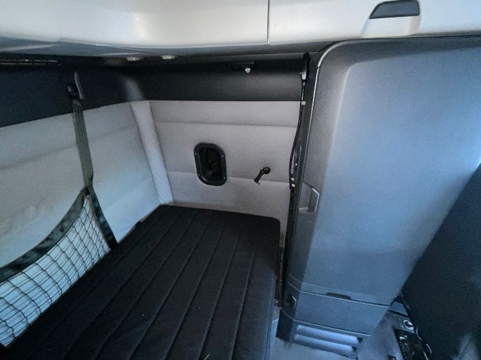 Sleeper Tractor-Heavy Duty Tractors-Freightliner-2019-T12664ST-Reading-PA-366,277\n\t\tmiles-$ 63,500 - Image 18