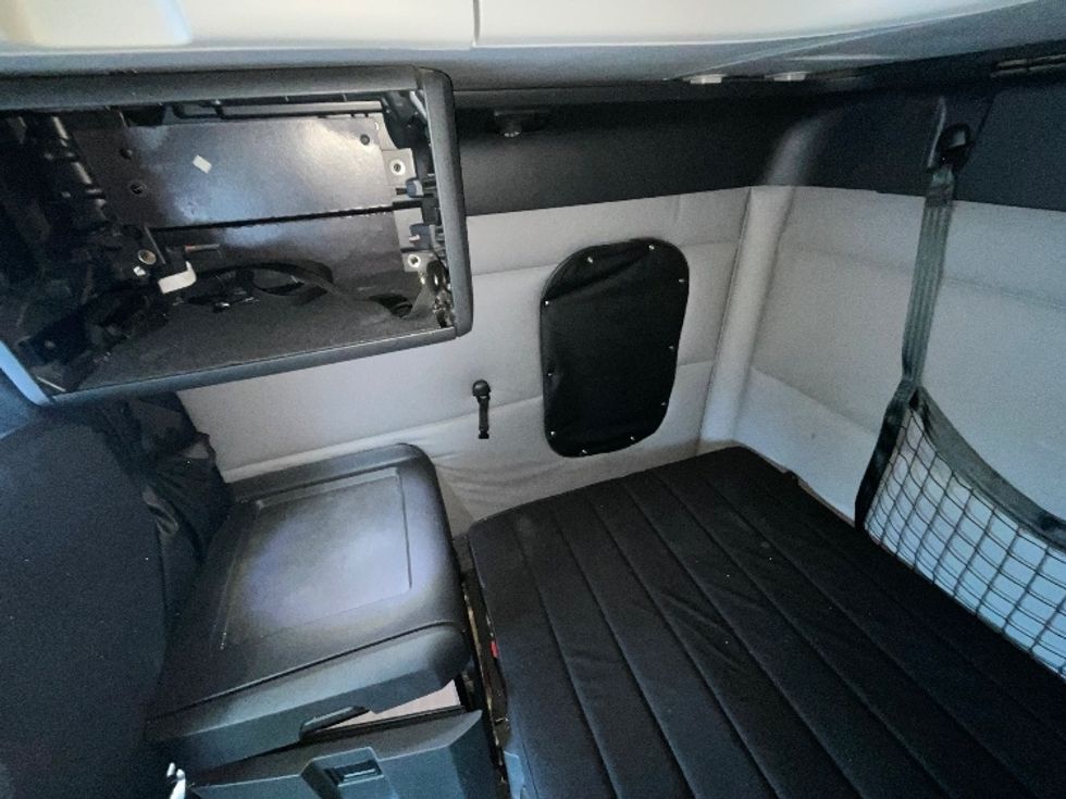 Sleeper Tractor-Heavy Duty Tractors-Freightliner-2019-T12664ST-Reading-PA-366,277\n\t\tmiles-$ 63,500 - Image 19