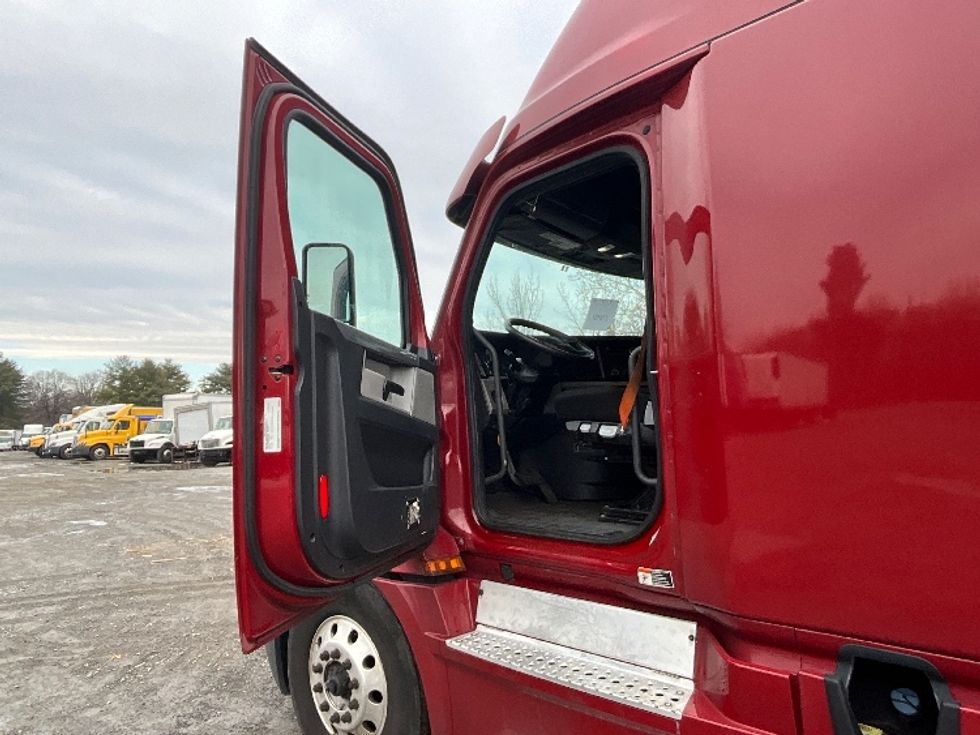 Sleeper Tractor-Heavy Duty Tractors-Freightliner-2019-T12664ST-Reading-PA-366,277\n\t\tmiles-$ 63,500 - Image 9