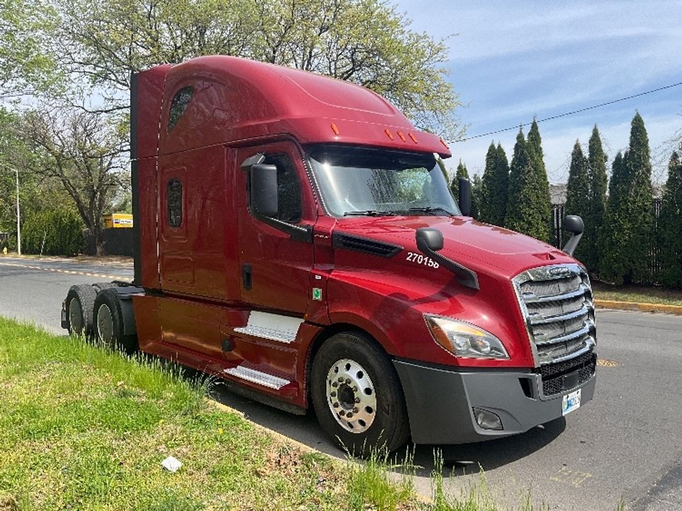 Sleeper Tractor-Heavy Duty Tractors-Freightliner-2019-T12664ST-Reading-PA-399,779\n\t\tmiles-$ 59,000 - Image 1