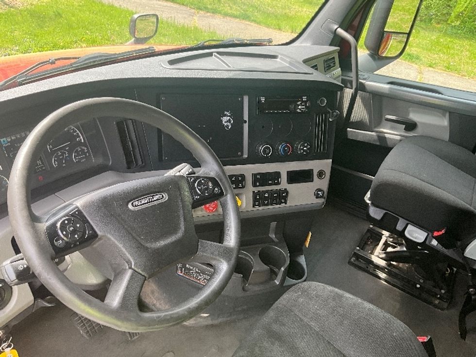 Sleeper Tractor-Heavy Duty Tractors-Freightliner-2019-T12664ST-Reading-PA-399,779\n\t\tmiles-$ 59,000 - Image 10