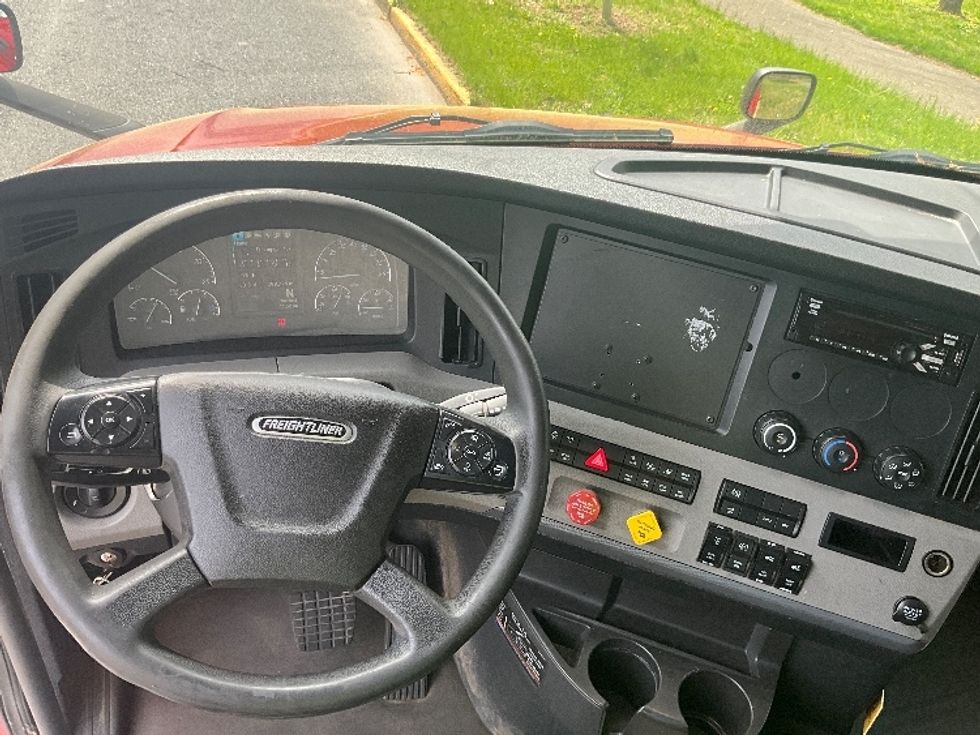 Sleeper Tractor-Heavy Duty Tractors-Freightliner-2019-T12664ST-Reading-PA-399,779\n\t\tmiles-$ 59,000 - Image 11