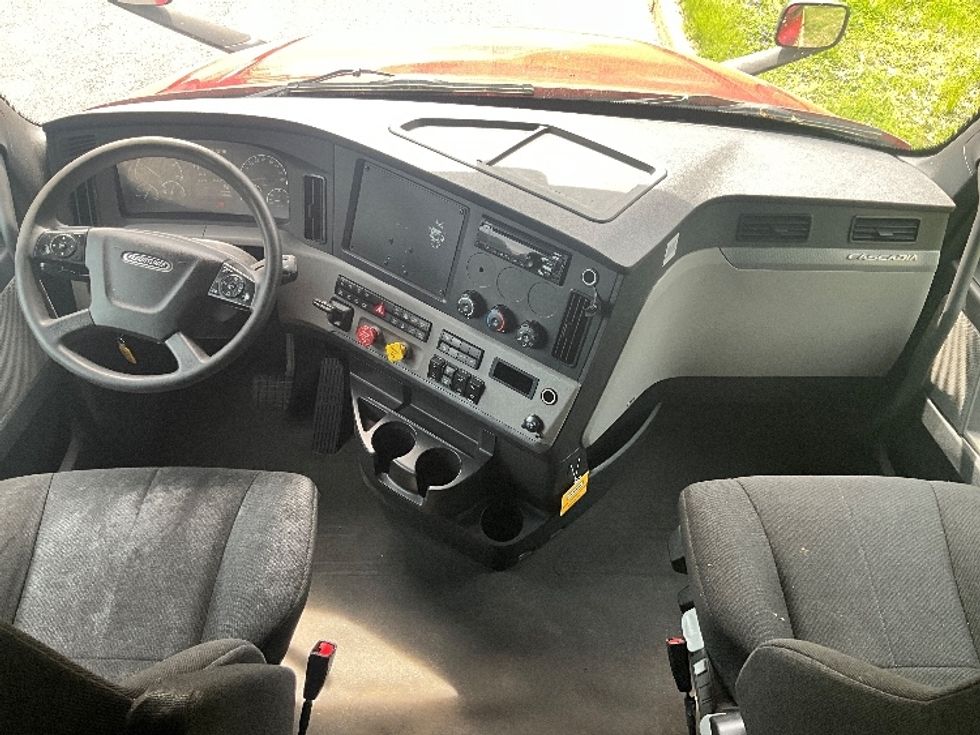 Sleeper Tractor-Heavy Duty Tractors-Freightliner-2019-T12664ST-Reading-PA-399,779\n\t\tmiles-$ 59,000 - Image 12