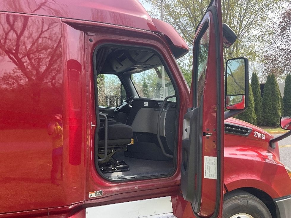 Sleeper Tractor-Heavy Duty Tractors-Freightliner-2019-T12664ST-Reading-PA-399,779\n\t\tmiles-$ 59,000 - Image 13