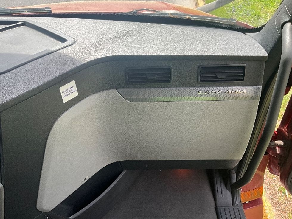 Sleeper Tractor-Heavy Duty Tractors-Freightliner-2019-T12664ST-Reading-PA-399,779\n\t\tmiles-$ 59,000 - Image 14