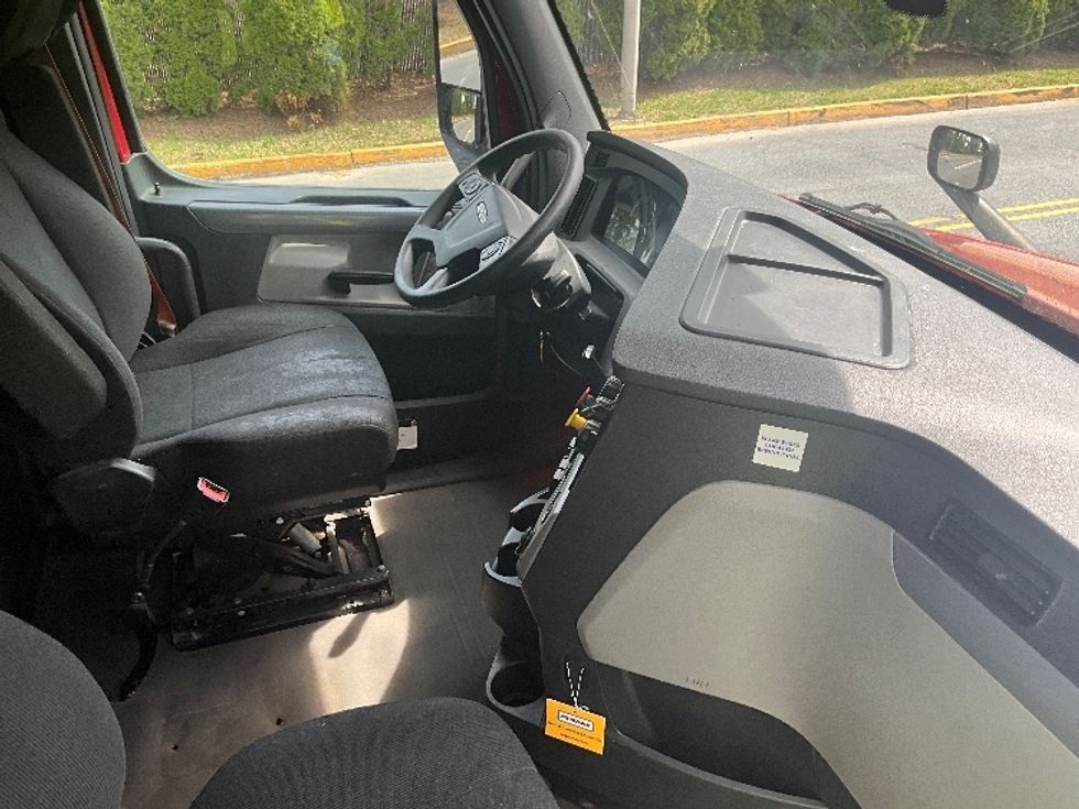 Sleeper Tractor-Heavy Duty Tractors-Freightliner-2019-T12664ST-Reading-PA-399,779\n\t\tmiles-$ 59,000 - Image 15