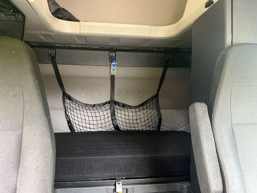 Sleeper Tractor-Heavy Duty Tractors-Freightliner-2019-T12664ST-Reading-PA-399,779\n\t\tmiles-$ 59,000 - Image 16