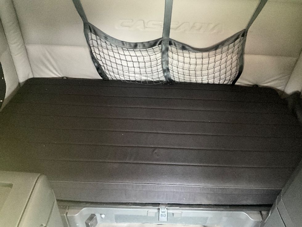 Sleeper Tractor-Heavy Duty Tractors-Freightliner-2019-T12664ST-Reading-PA-399,779\n\t\tmiles-$ 59,000 - Image 17