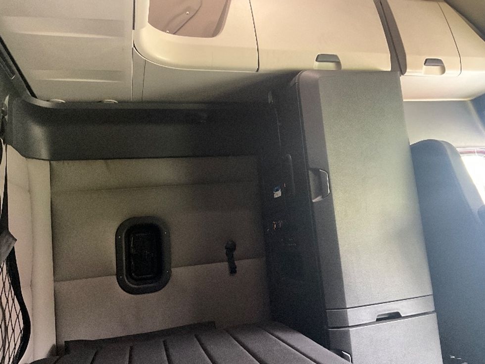 Sleeper Tractor-Heavy Duty Tractors-Freightliner-2019-T12664ST-Reading-PA-399,779\n\t\tmiles-$ 59,000 - Image 18