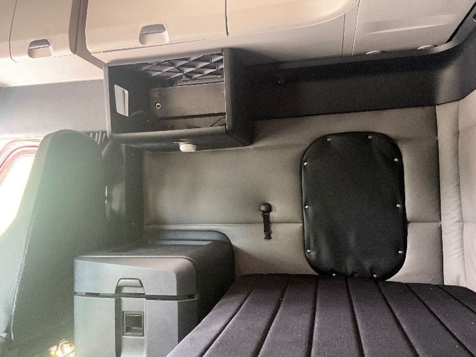 Sleeper Tractor-Heavy Duty Tractors-Freightliner-2019-T12664ST-Reading-PA-399,779\n\t\tmiles-$ 59,000 - Image 19