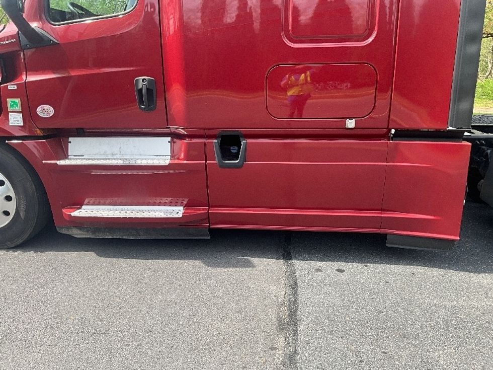 Sleeper Tractor-Heavy Duty Tractors-Freightliner-2019-T12664ST-Reading-PA-399,779\n\t\tmiles-$ 59,000 - Image 23