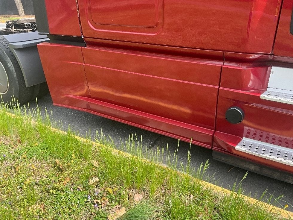 Sleeper Tractor-Heavy Duty Tractors-Freightliner-2019-T12664ST-Reading-PA-399,779\n\t\tmiles-$ 59,000 - Image 24