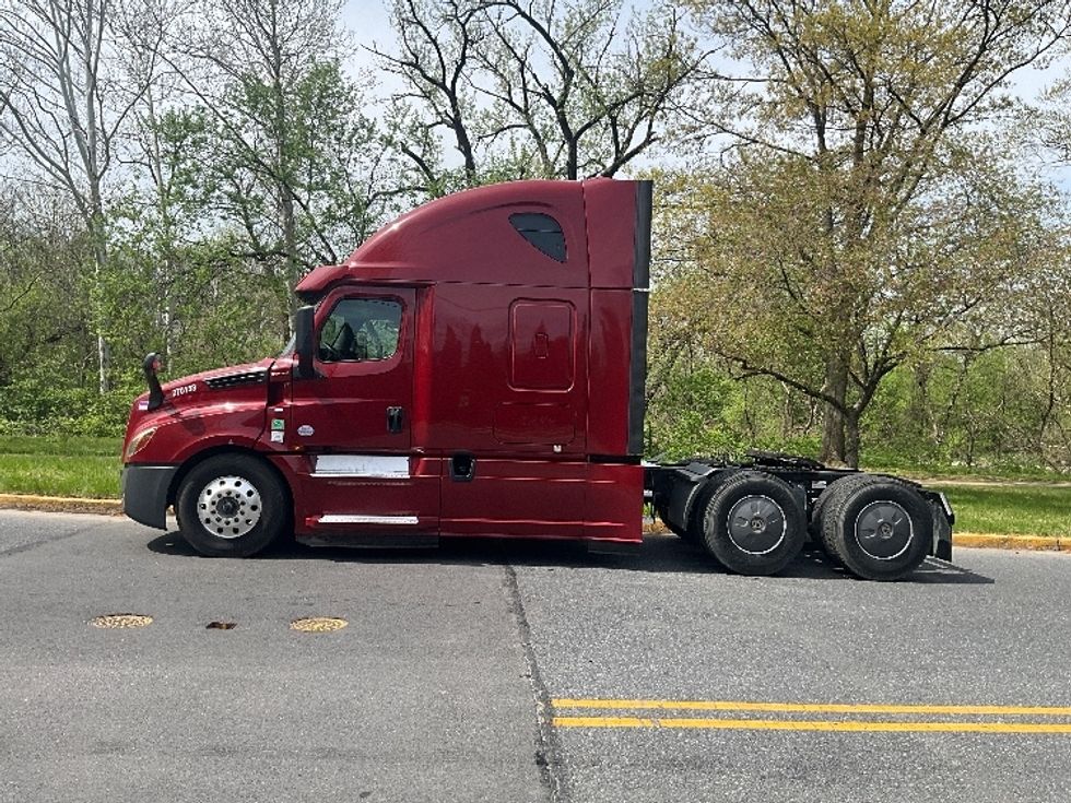 Sleeper Tractor-Heavy Duty Tractors-Freightliner-2019-T12664ST-Reading-PA-399,779\n\t\tmiles-$ 59,000 - Image 4