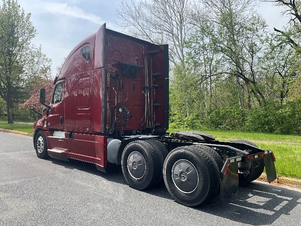 Sleeper Tractor-Heavy Duty Tractors-Freightliner-2019-T12664ST-Reading-PA-399,779\n\t\tmiles-$ 59,000 - Image 5