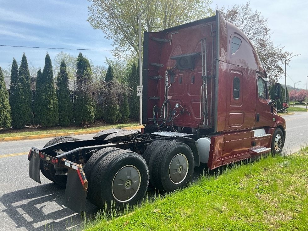 Sleeper Tractor-Heavy Duty Tractors-Freightliner-2019-T12664ST-Reading-PA-399,779\n\t\tmiles-$ 59,000 - Image 7
