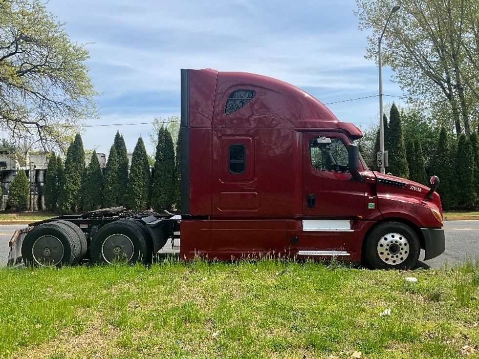 Sleeper Tractor-Heavy Duty Tractors-Freightliner-2019-T12664ST-Reading-PA-399,779\n\t\tmiles-$ 59,000 - Image 8