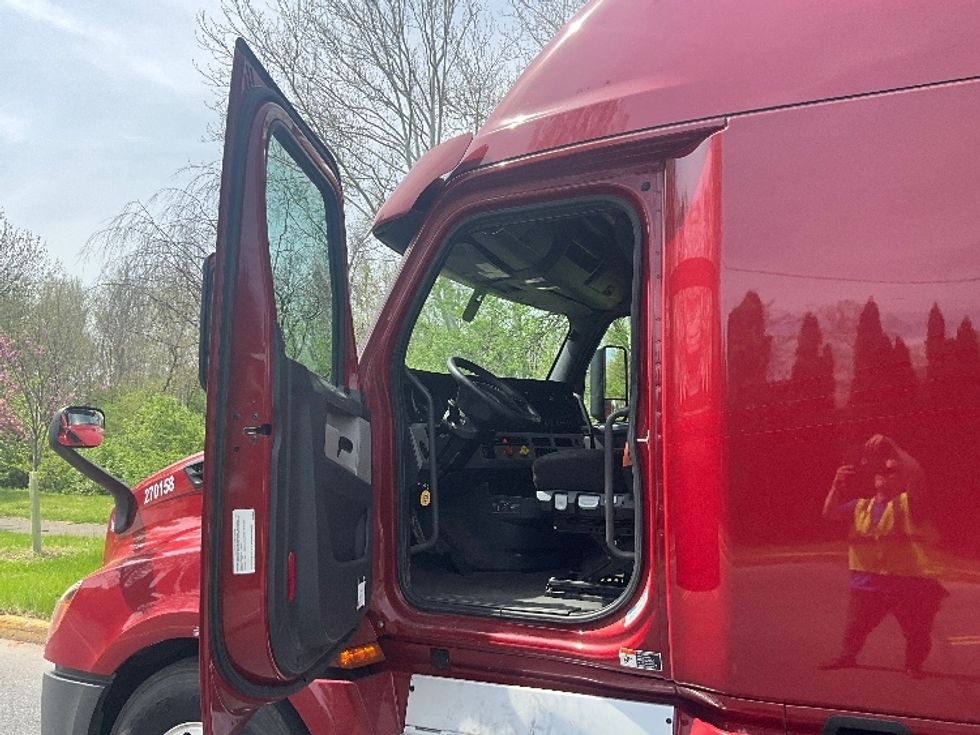 Sleeper Tractor-Heavy Duty Tractors-Freightliner-2019-T12664ST-Reading-PA-399,779\n\t\tmiles-$ 59,000 - Image 9