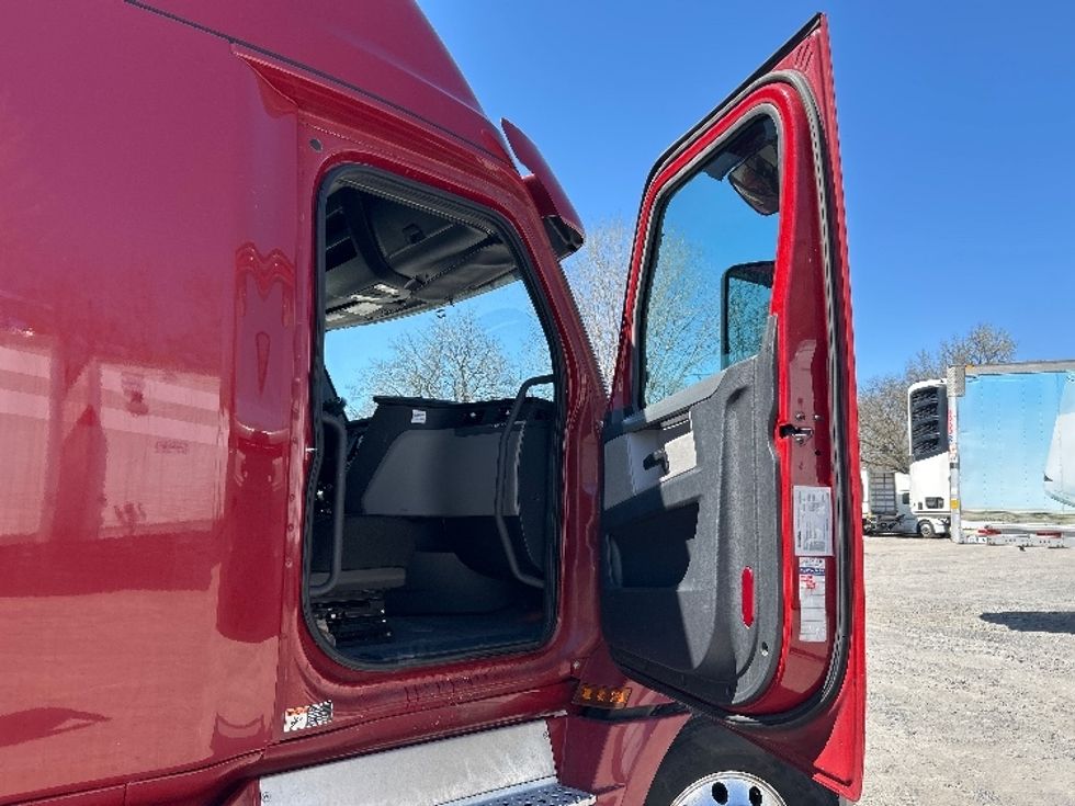 Sleeper Tractor-Heavy Duty Tractors-Freightliner-2019-T12664ST-Reading-PA-463,233\n\t\tmiles-$ 55,000 - Image 13