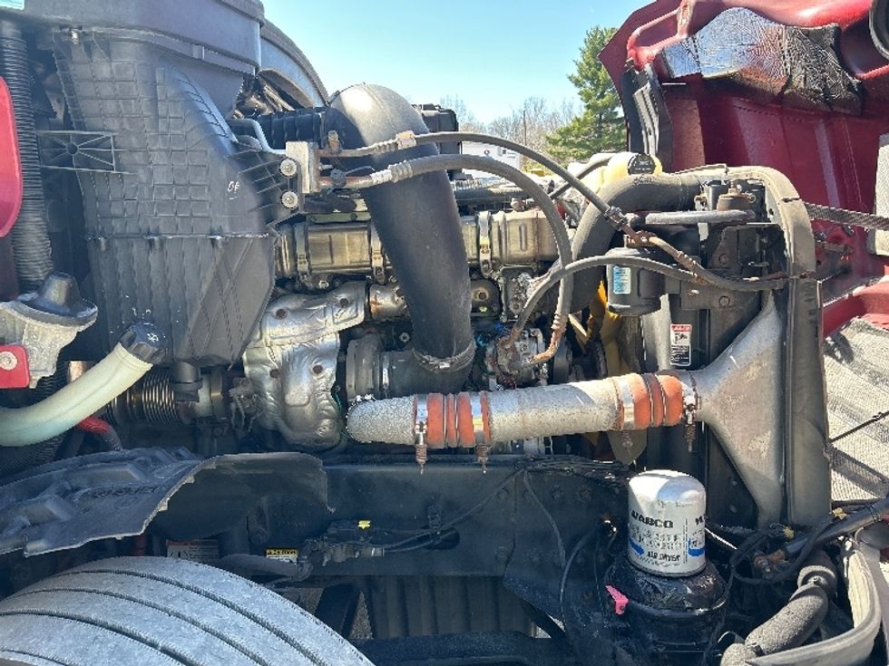 Sleeper Tractor-Heavy Duty Tractors-Freightliner-2019-T12664ST-Reading-PA-463,233\n\t\tmiles-$ 55,000 - Image 20