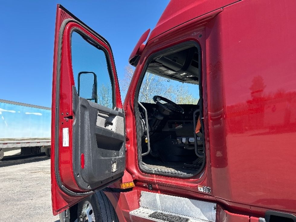 Sleeper Tractor-Heavy Duty Tractors-Freightliner-2019-T12664ST-Reading-PA-463,233\n\t\tmiles-$ 55,000 - Image 9