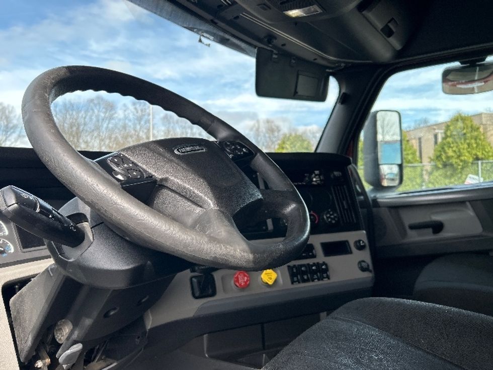 Sleeper Tractor-Heavy Duty Tractors-Freightliner-2019-T12664ST-Reading-PA-473,359\n\t\tmiles-$ 51,750 - Image 10