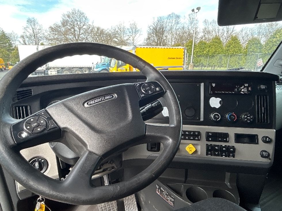Sleeper Tractor-Heavy Duty Tractors-Freightliner-2019-T12664ST-Reading-PA-473,359\n\t\tmiles-$ 51,750 - Image 11