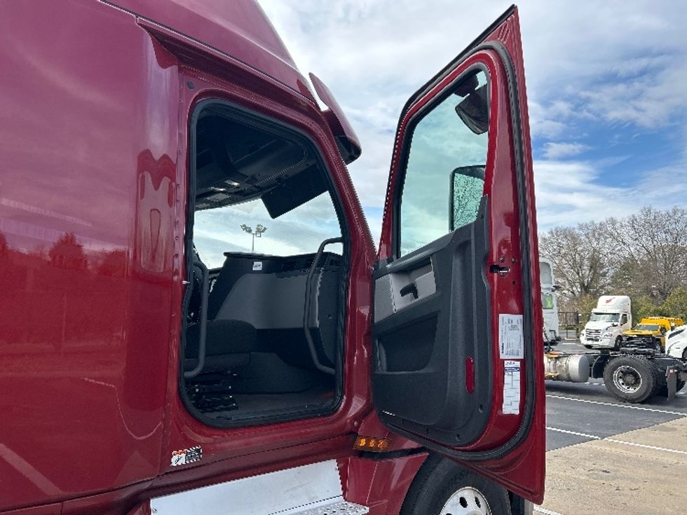 Sleeper Tractor-Heavy Duty Tractors-Freightliner-2019-T12664ST-Reading-PA-473,359\n\t\tmiles-$ 51,750 - Image 13