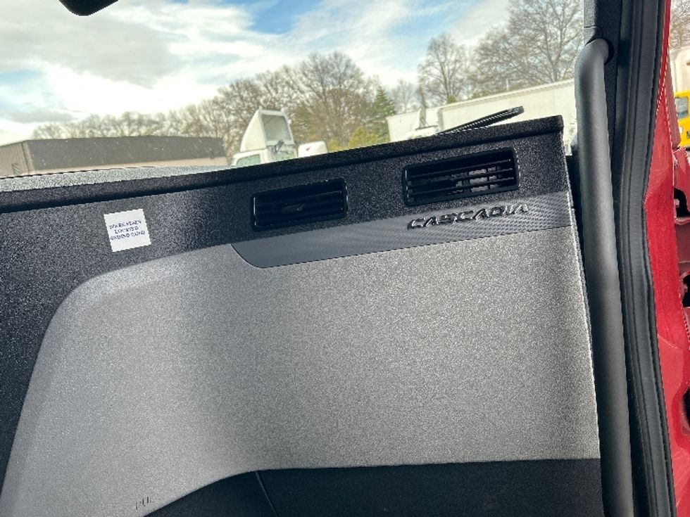 Sleeper Tractor-Heavy Duty Tractors-Freightliner-2019-T12664ST-Reading-PA-473,359\n\t\tmiles-$ 51,750 - Image 14