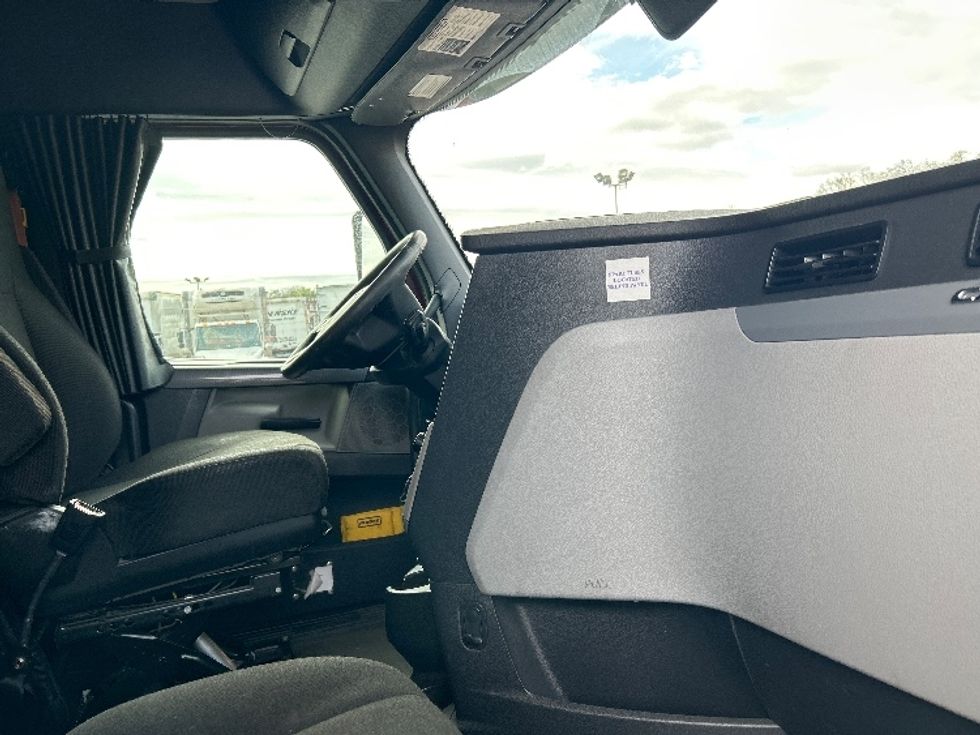 Sleeper Tractor-Heavy Duty Tractors-Freightliner-2019-T12664ST-Reading-PA-473,359\n\t\tmiles-$ 51,750 - Image 15