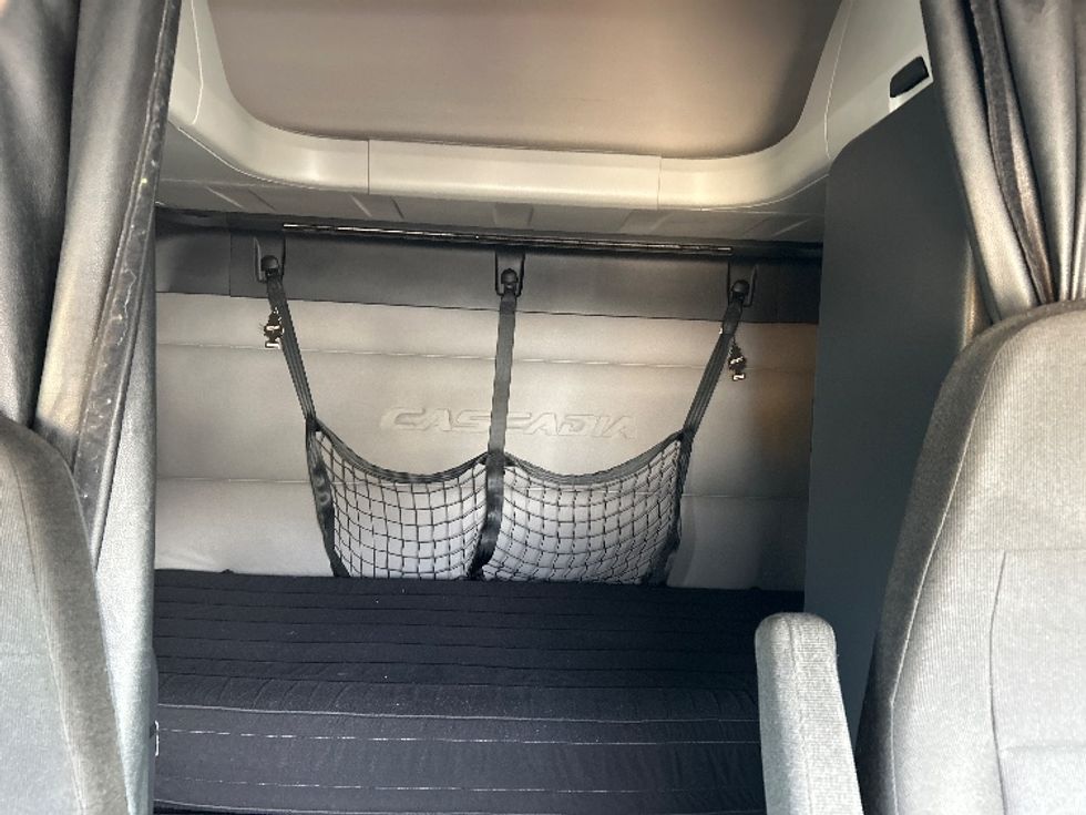 Sleeper Tractor-Heavy Duty Tractors-Freightliner-2019-T12664ST-Reading-PA-473,359\n\t\tmiles-$ 51,750 - Image 16