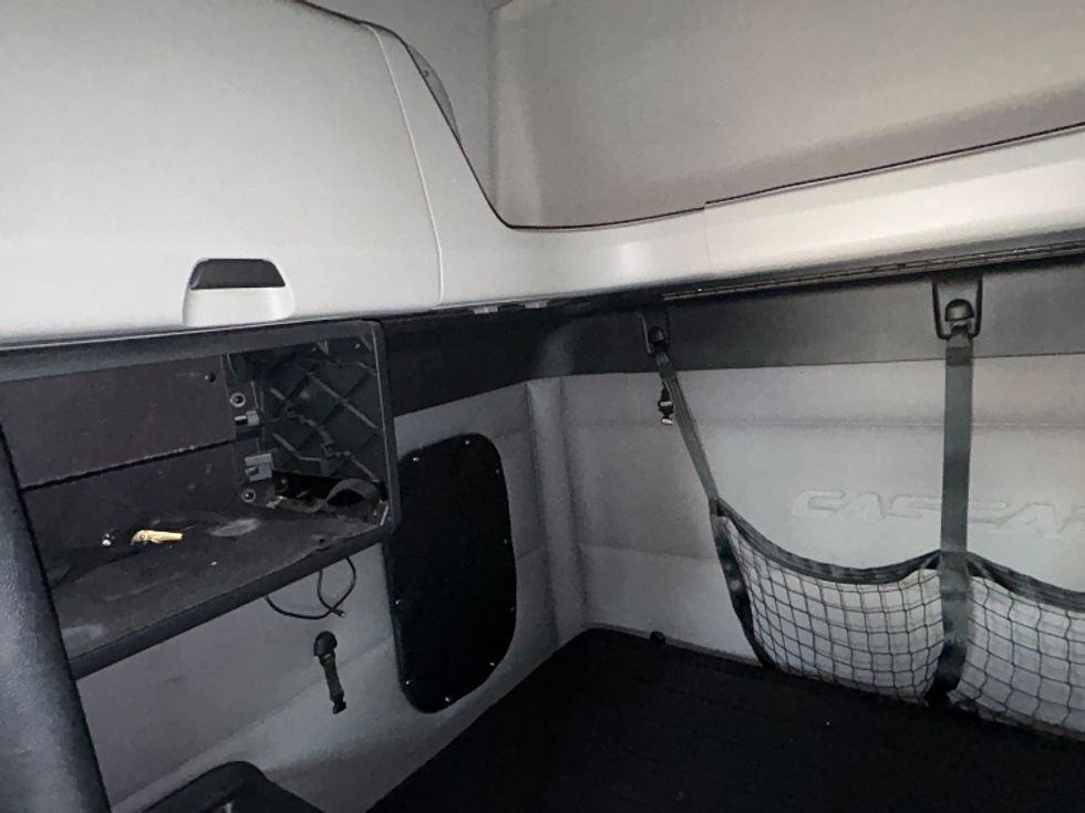 Sleeper Tractor-Heavy Duty Tractors-Freightliner-2019-T12664ST-Reading-PA-473,359\n\t\tmiles-$ 51,750 - Image 19