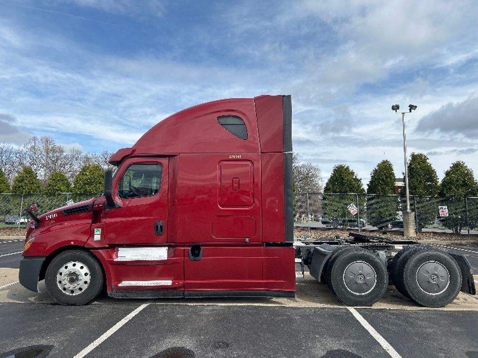 Sleeper Tractor-Heavy Duty Tractors-Freightliner-2019-T12664ST-Reading-PA-473,359\n\t\tmiles-$ 51,750 - Image 4