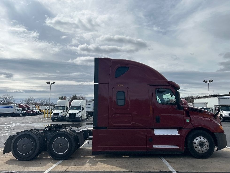Sleeper Tractor-Heavy Duty Tractors-Freightliner-2019-T12664ST-Reading-PA-473,359\n\t\tmiles-$ 51,750 - Image 8