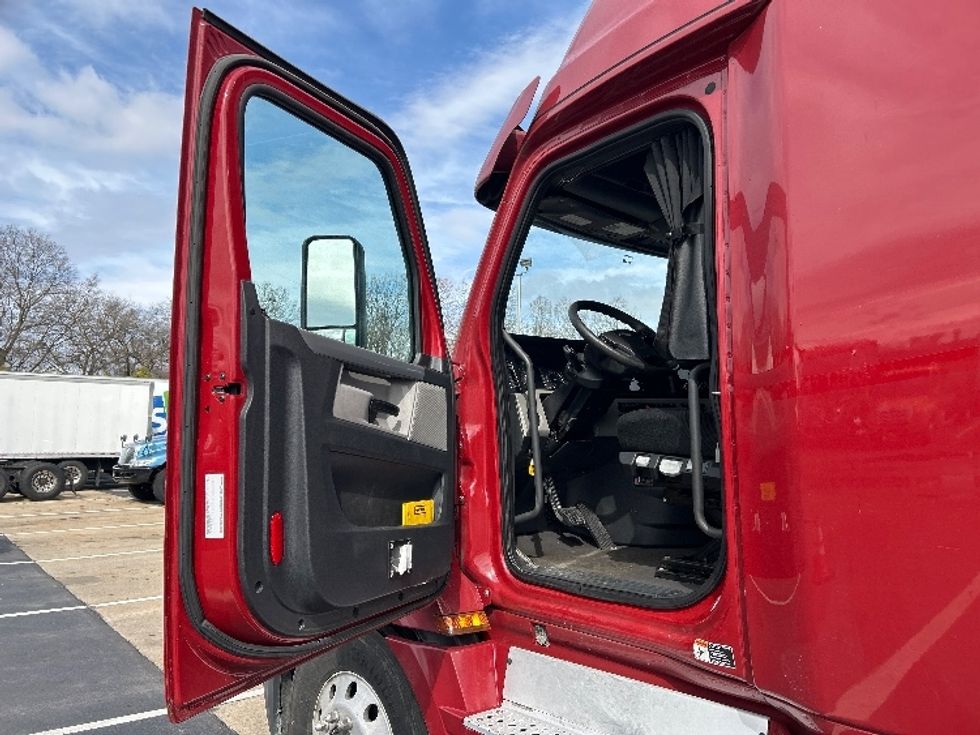 Sleeper Tractor-Heavy Duty Tractors-Freightliner-2019-T12664ST-Reading-PA-473,359\n\t\tmiles-$ 51,750 - Image 9