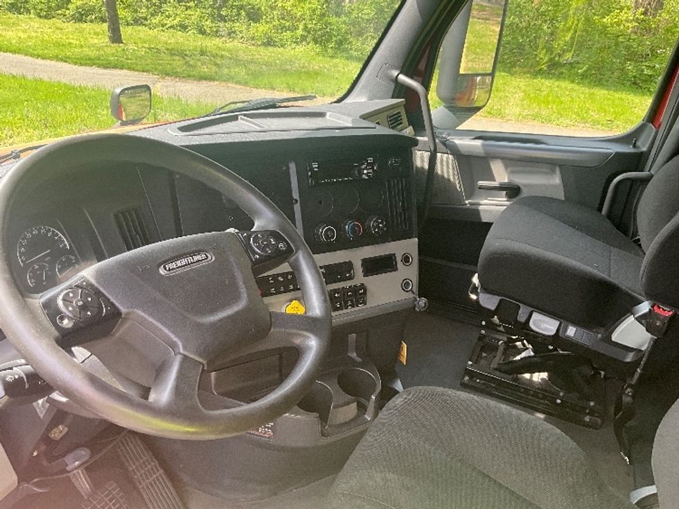 Sleeper Tractor-Heavy Duty Tractors-Freightliner-2019-T12664ST-Reading-PA-493,400\n\t\tmiles-$ 53,250 - Image 10