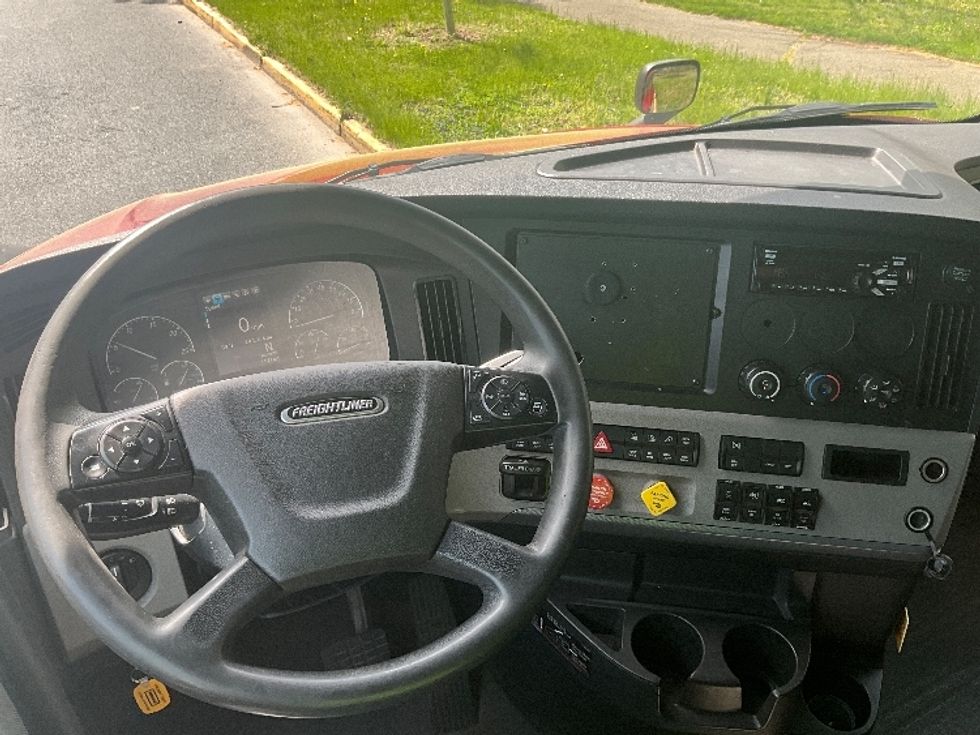 Sleeper Tractor-Heavy Duty Tractors-Freightliner-2019-T12664ST-Reading-PA-493,400\n\t\tmiles-$ 53,250 - Image 11