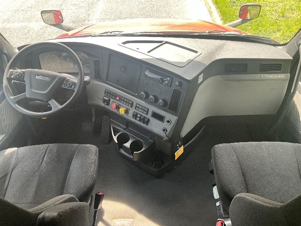 Sleeper Tractor-Heavy Duty Tractors-Freightliner-2019-T12664ST-Reading-PA-493,400\n\t\tmiles-$ 53,250 - Image 12