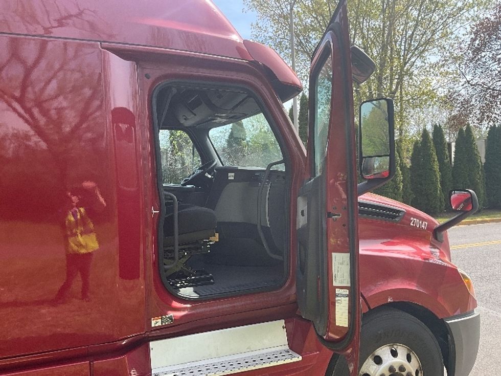 Sleeper Tractor-Heavy Duty Tractors-Freightliner-2019-T12664ST-Reading-PA-493,400\n\t\tmiles-$ 53,250 - Image 13