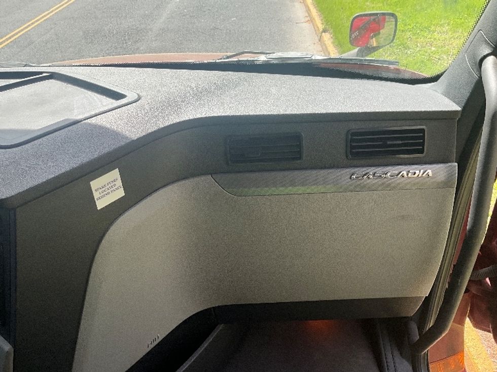 Sleeper Tractor-Heavy Duty Tractors-Freightliner-2019-T12664ST-Reading-PA-493,400\n\t\tmiles-$ 53,250 - Image 14