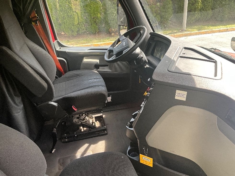 Sleeper Tractor-Heavy Duty Tractors-Freightliner-2019-T12664ST-Reading-PA-493,400\n\t\tmiles-$ 53,250 - Image 15