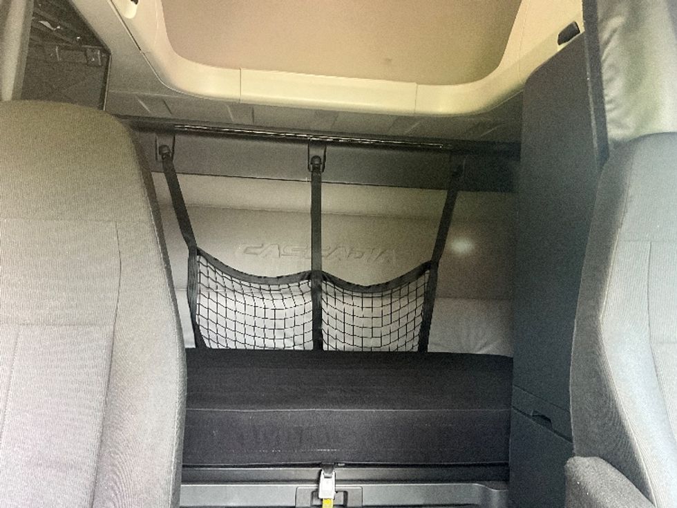 Sleeper Tractor-Heavy Duty Tractors-Freightliner-2019-T12664ST-Reading-PA-493,400\n\t\tmiles-$ 53,250 - Image 16