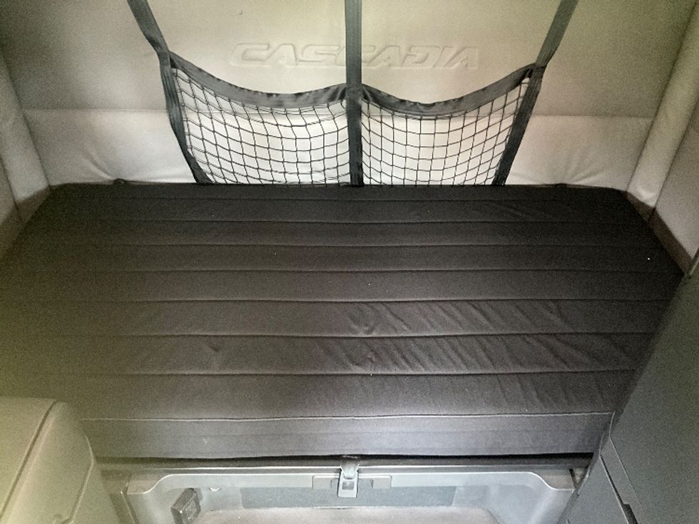 Sleeper Tractor-Heavy Duty Tractors-Freightliner-2019-T12664ST-Reading-PA-493,400\n\t\tmiles-$ 53,250 - Image 17