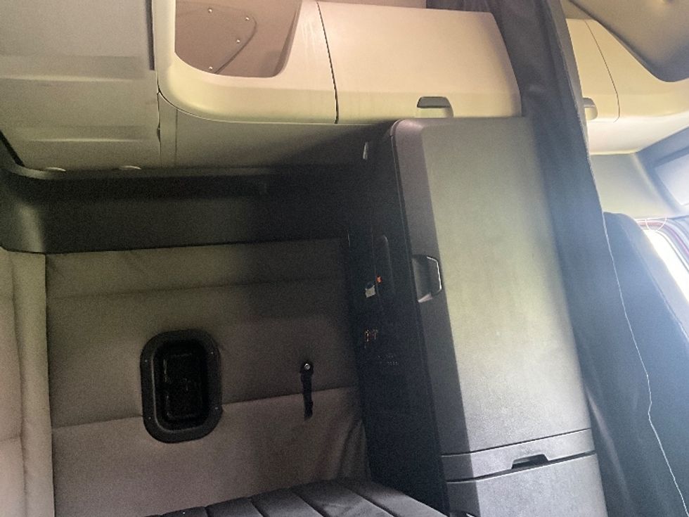 Sleeper Tractor-Heavy Duty Tractors-Freightliner-2019-T12664ST-Reading-PA-493,400\n\t\tmiles-$ 53,250 - Image 18