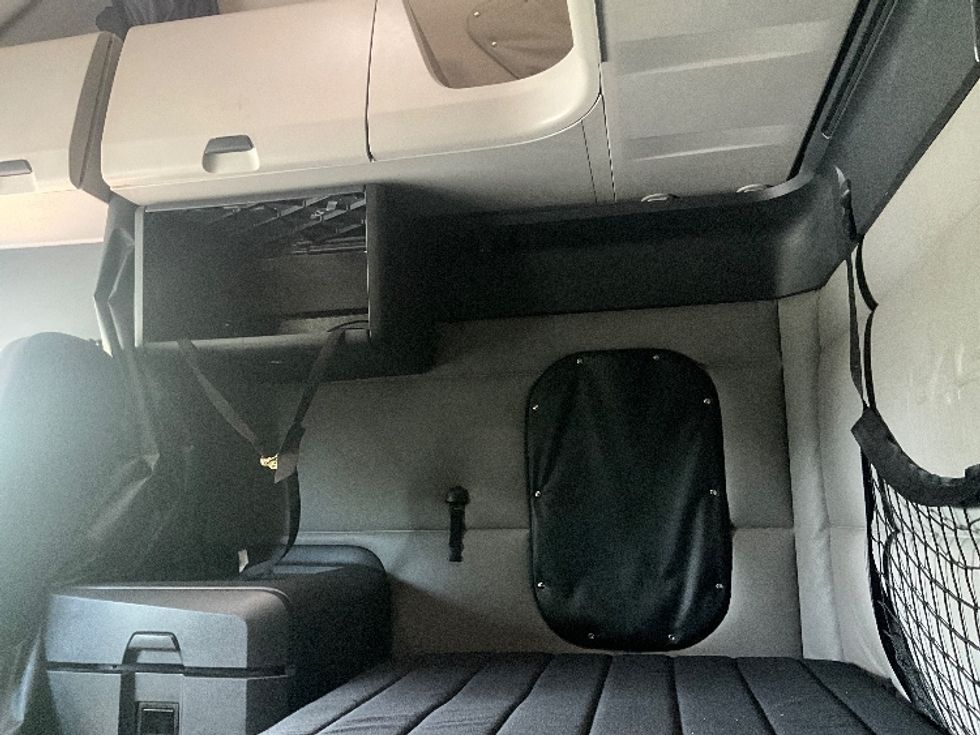 Sleeper Tractor-Heavy Duty Tractors-Freightliner-2019-T12664ST-Reading-PA-493,400\n\t\tmiles-$ 53,250 - Image 19