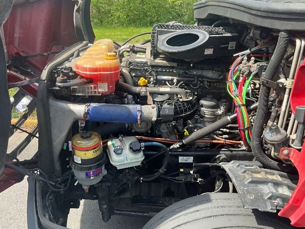 Sleeper Tractor-Heavy Duty Tractors-Freightliner-2019-T12664ST-Reading-PA-493,400\n\t\tmiles-$ 53,250 - Image 21