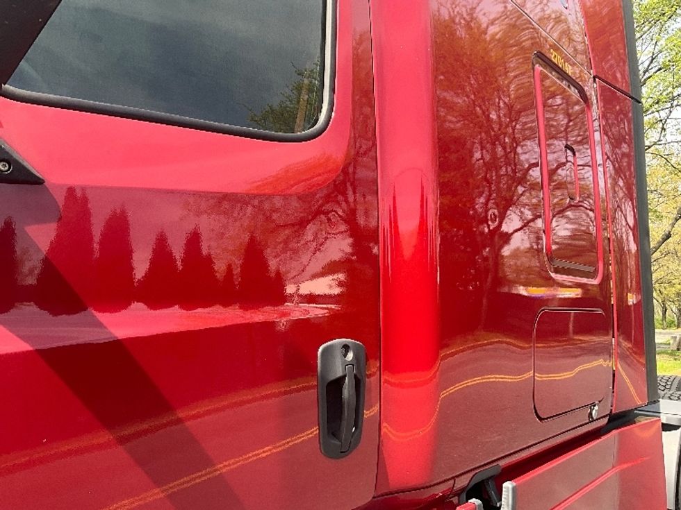 Sleeper Tractor-Heavy Duty Tractors-Freightliner-2019-T12664ST-Reading-PA-493,400\n\t\tmiles-$ 53,250 - Image 23