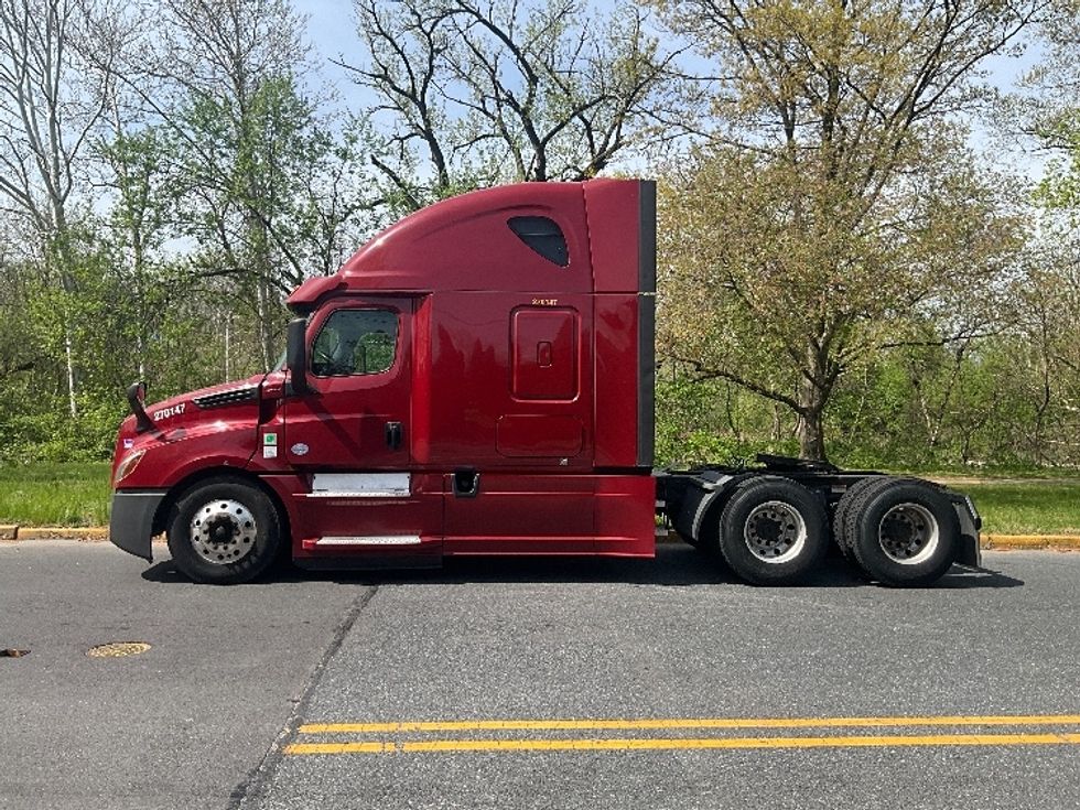 Sleeper Tractor-Heavy Duty Tractors-Freightliner-2019-T12664ST-Reading-PA-493,400\n\t\tmiles-$ 53,250 - Image 4