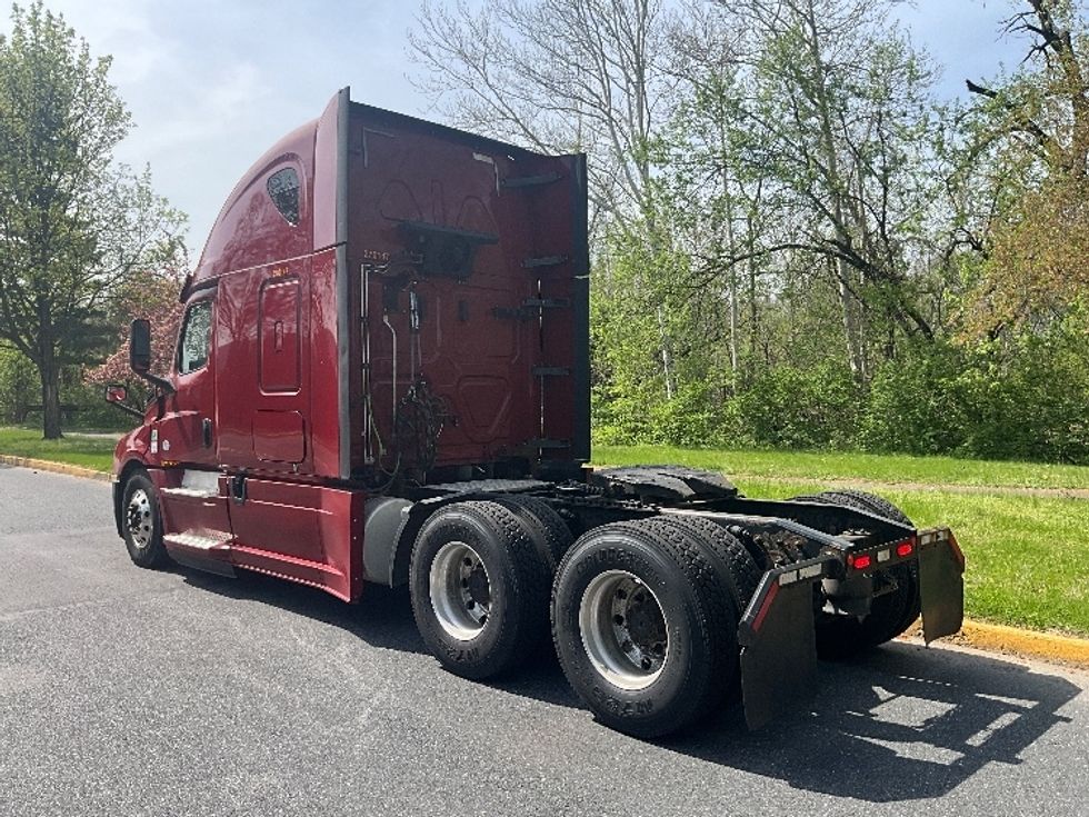 Sleeper Tractor-Heavy Duty Tractors-Freightliner-2019-T12664ST-Reading-PA-493,400\n\t\tmiles-$ 53,250 - Image 5