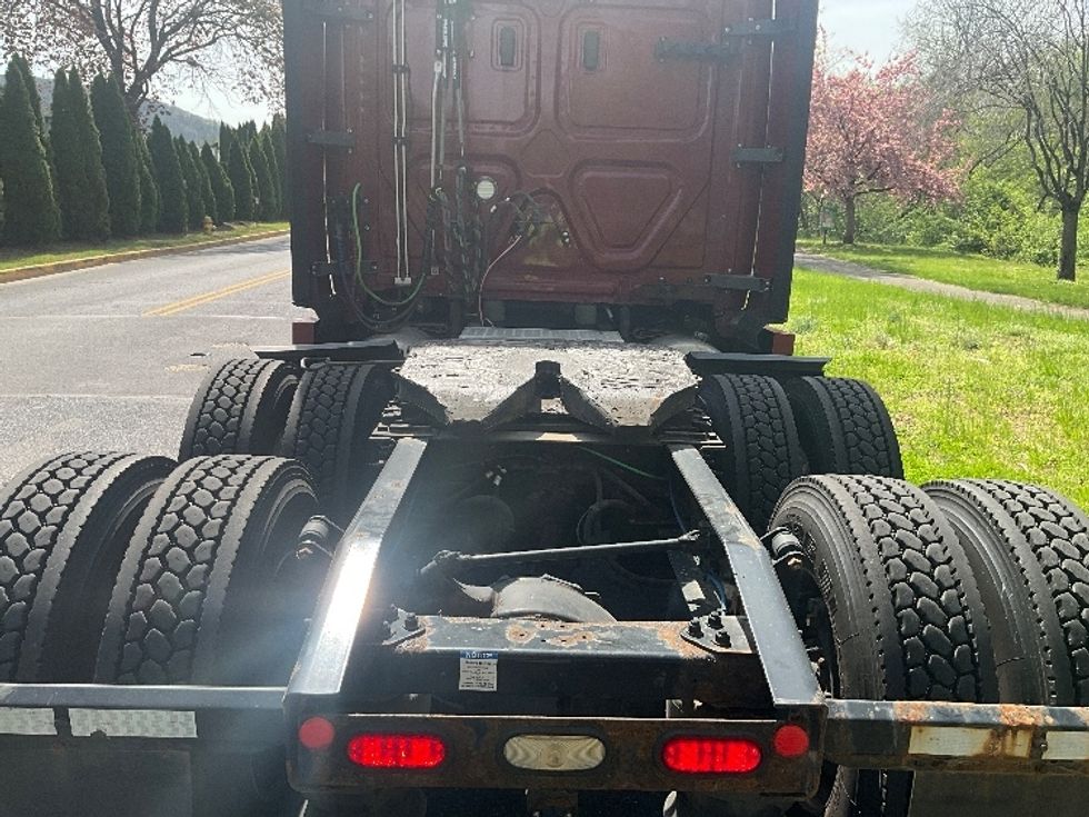 Sleeper Tractor-Heavy Duty Tractors-Freightliner-2019-T12664ST-Reading-PA-493,400\n\t\tmiles-$ 53,250 - Image 6